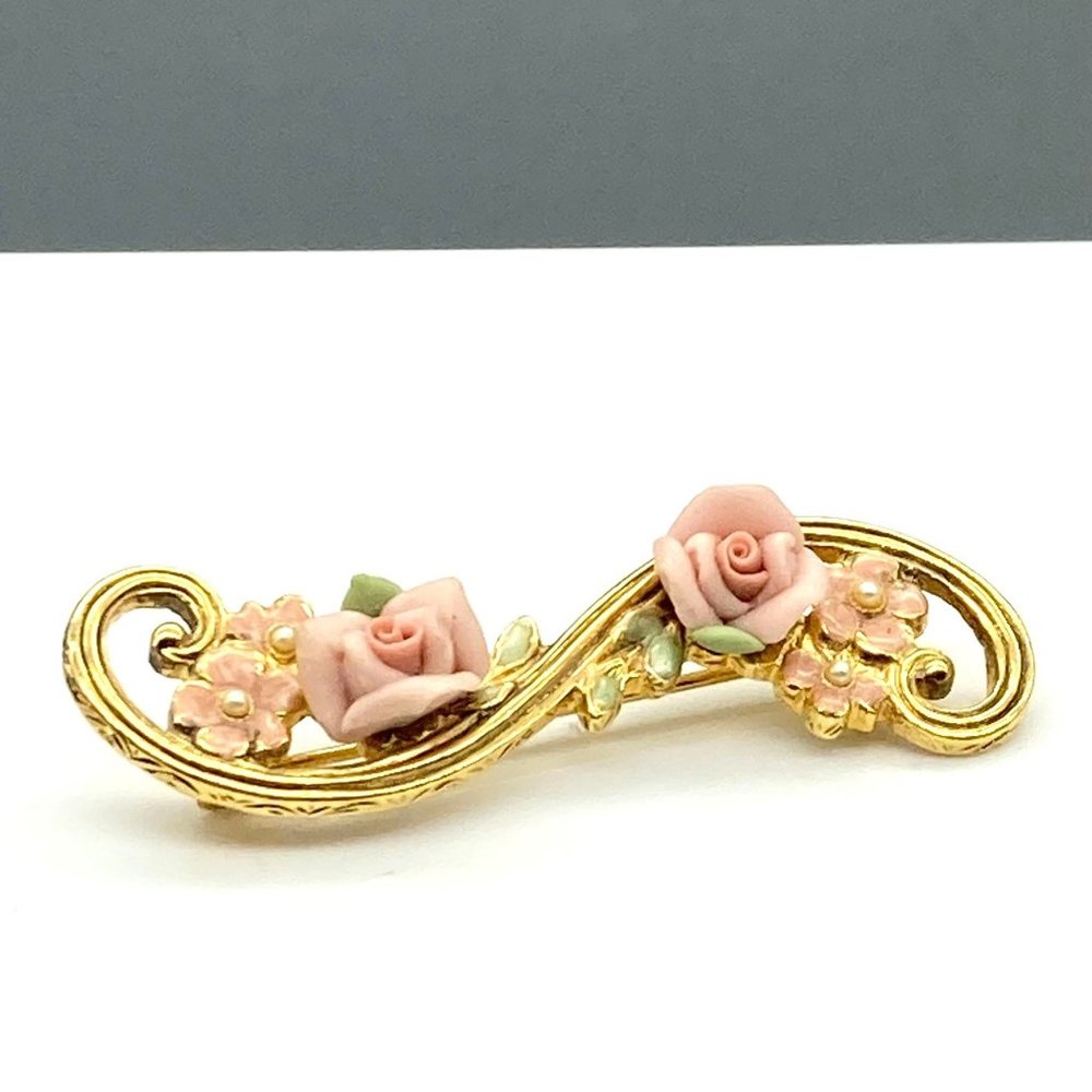 1928 Floral Flourish Bar Brooch, Vintage Romantic Lapel Pin with Bisque Roses